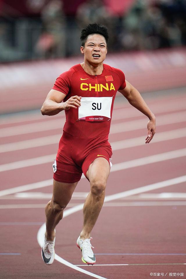 热门选手突破百米赛跑
