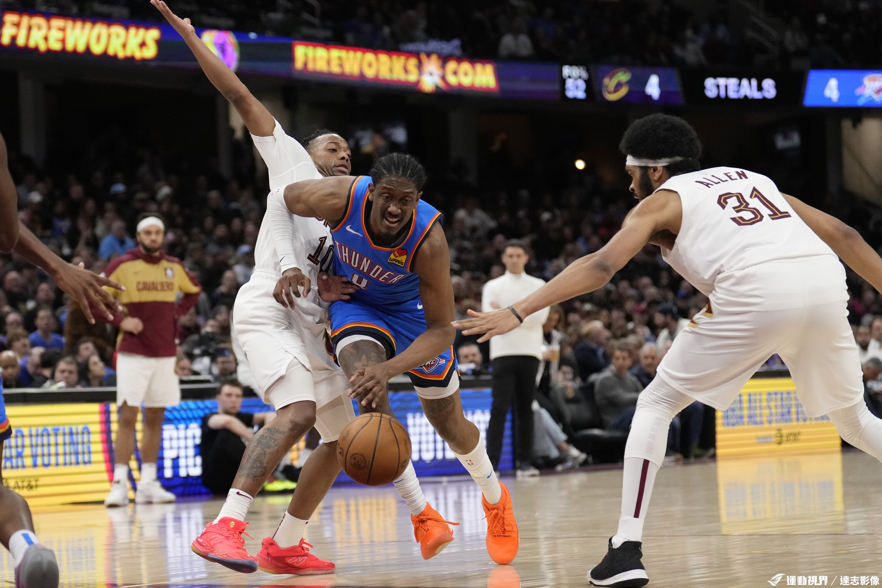 NBA球员在场上突破对手防线